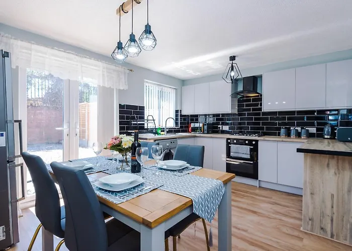 Stylish 4 Bedroom Home Close To Manchester City Centre