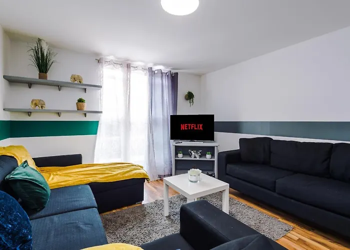Spacious Central Manchester Apartment - Sleeps 9
