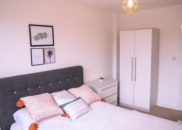 Modern Two Bed Apartment Near Stadium