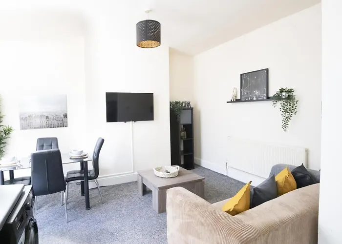 Rutland House 10 Mins From Manchester City Ctr 4-Bedroom House