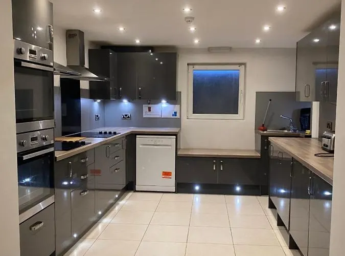 Extra Large 6 Bed 7 Bath Townhouse In Manchester