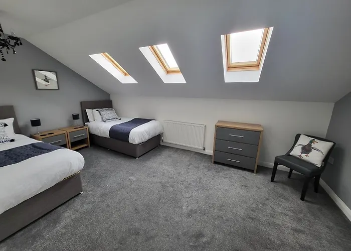 4 Bedroom Home Nr Ashton U Lyne Sleeps 7 In Comfort