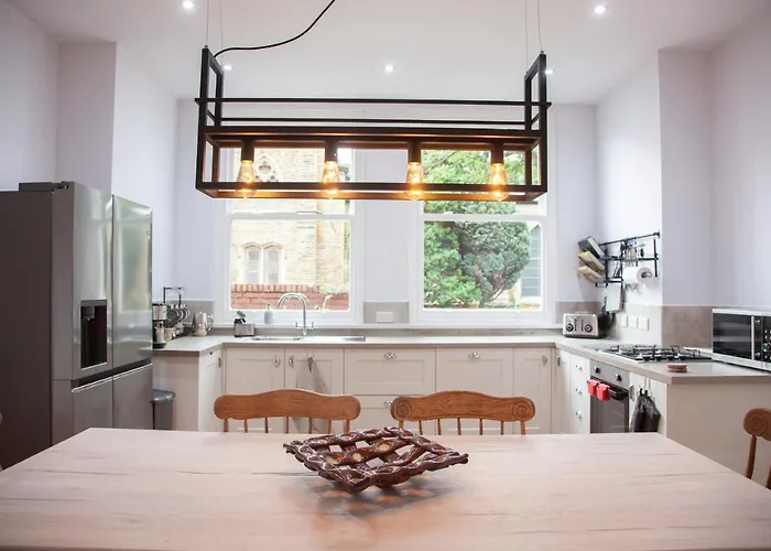 3 Bath Contemporary Victorian Near Manchester Attractions