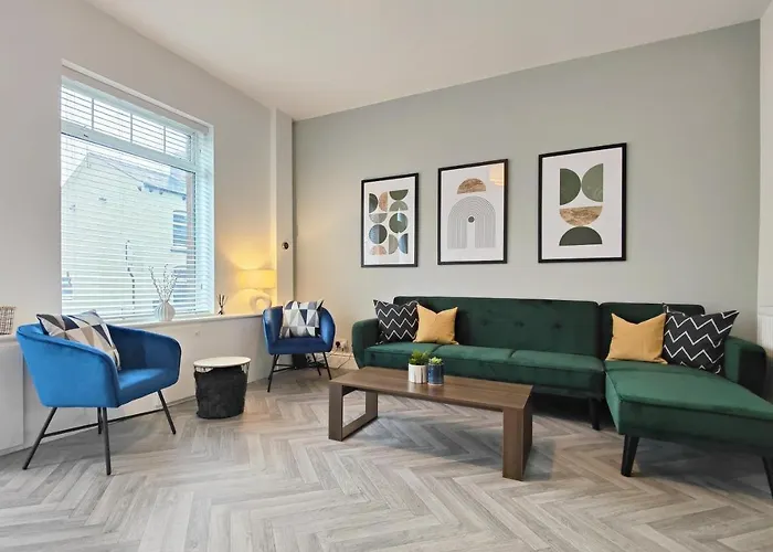 Stott House - Bright Spacious Townhouse 15 Minutes To Central Manchester With Free Parking