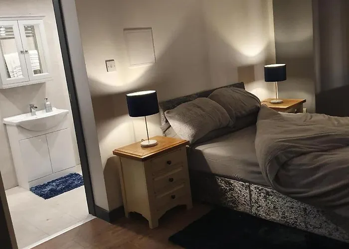 Luxury Prestwich Apartment With Own Entrance With One Double And One Single Bed