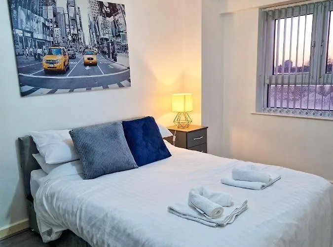 Spacious Apartment For Holiday And Contractor Groups In Salford - Private Parking - By Nmb Serviced Accommodation