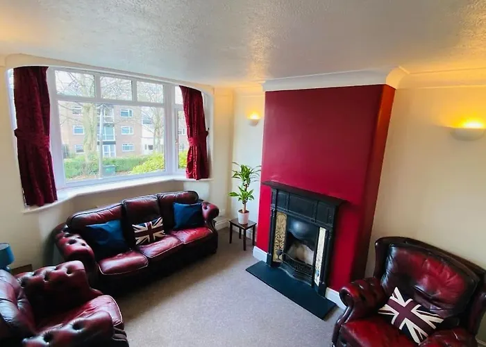 3 Bedroom Property In Prestwich 15 Mins From Manchester City Centre Garden Free Parking Superfast Wifi Netflix