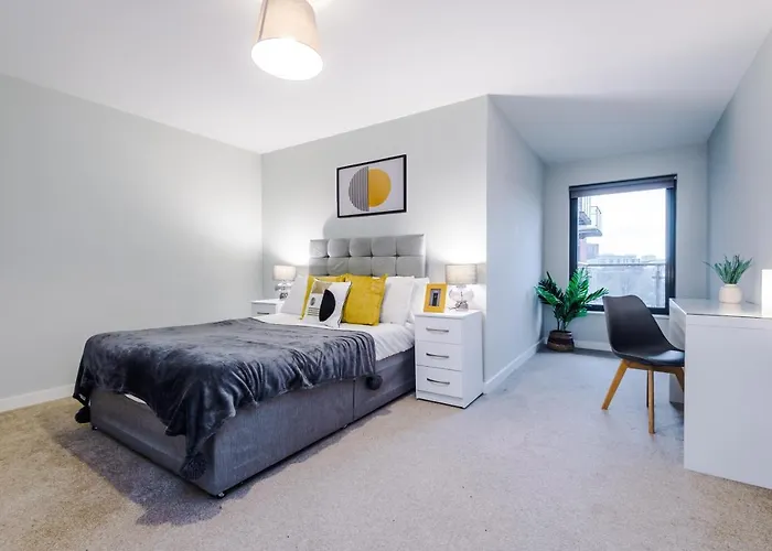 Spacious 2 Bedroom Flat With Balcony & River Views