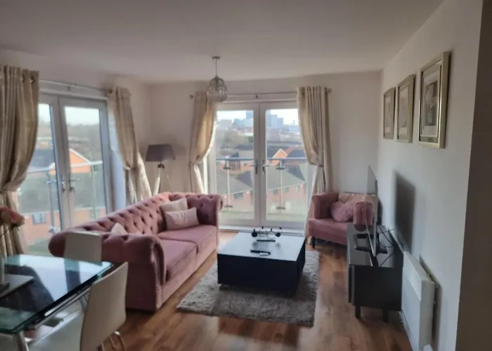 Impeccable 2-Bed Apartment In Salford