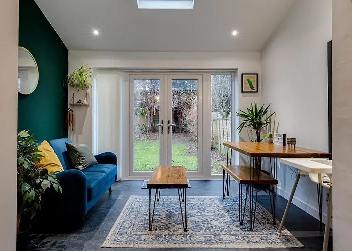 Centrally Located Elegant 2 Bed House In Chorlton