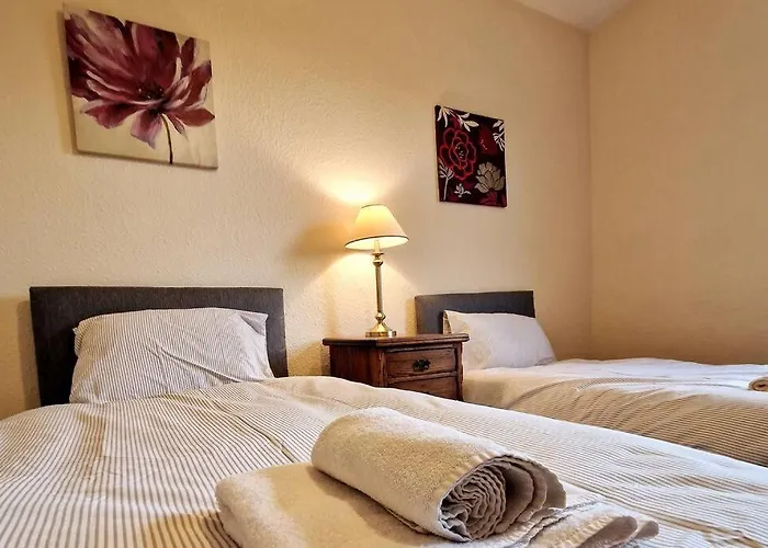 Tallis House, Sleeps 5, Near City Centre, Free Parking, Long Or Short Stays - By Nmb Property