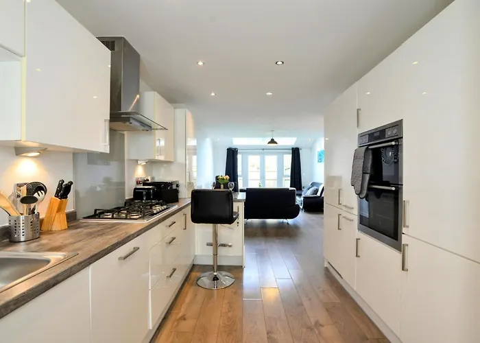 Family Friendly Home With Parking & Garden