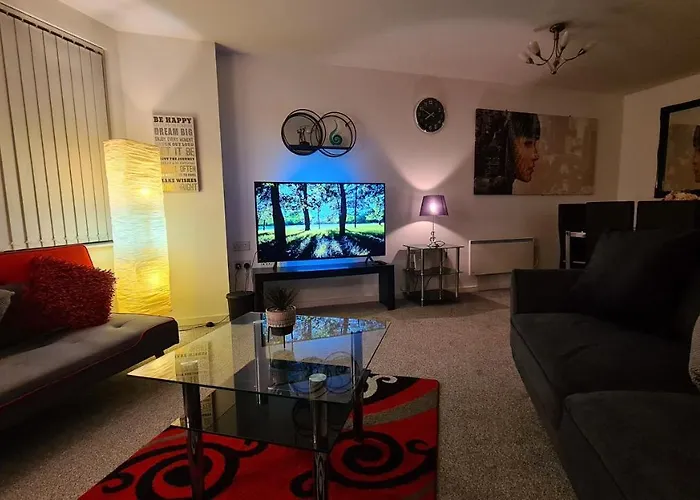 Luxury 2 Bed Apt With Free Wi-Fi & Parking
