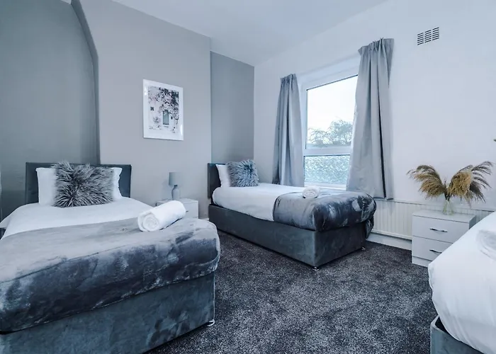 Spacious 4 Bed Home With Parking