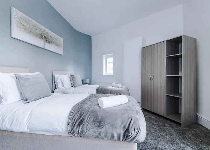 3 Bed House Close To Etihad Stadium - Free Parking