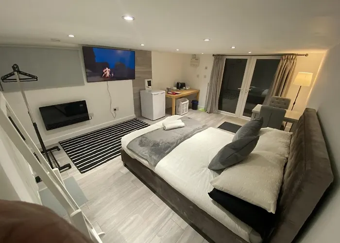 Modern Guest House With Private Entrance