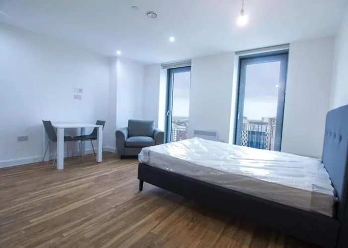 Luxury Apartment Near Media City