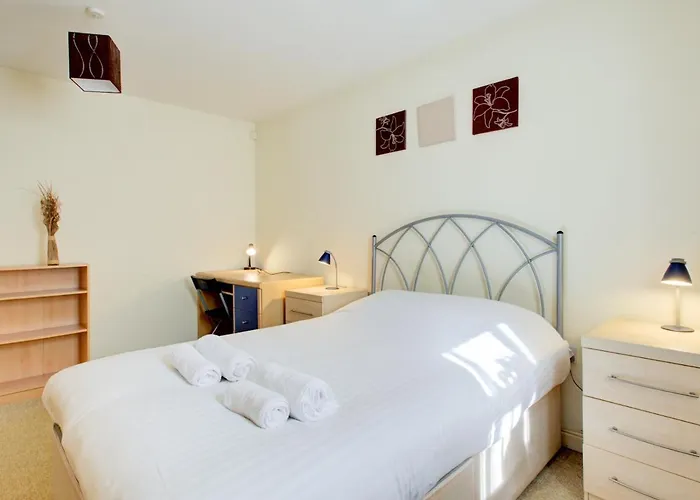 Pass The Keys Spacious Apartment For 2 Free Parking
