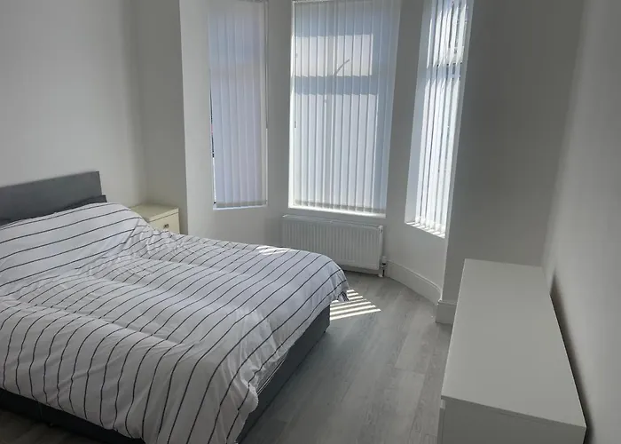 Flat 1 15 Woodland Road, M18 7Hs