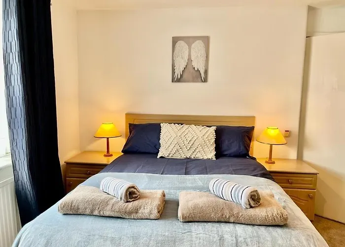 Spacious 3 Bedroom House - Sleeps 5