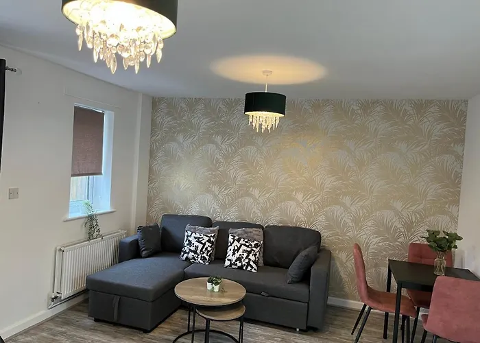 Spacious & Cosy Stay Near Manchester City Centre - Free Driveway Parking