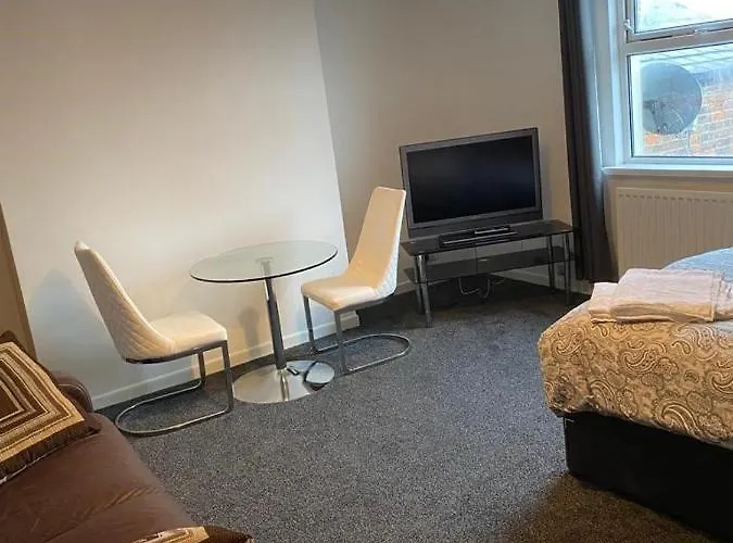 2 Bedroom Flat With Free Parking In Manchester