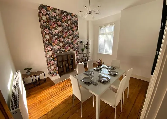 7 Bed - Spacious House - Central Manchester