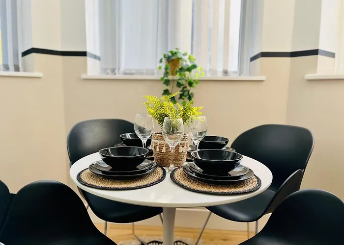 Bright And Spacious 2 Bed Apt - Sleeps Up To 6