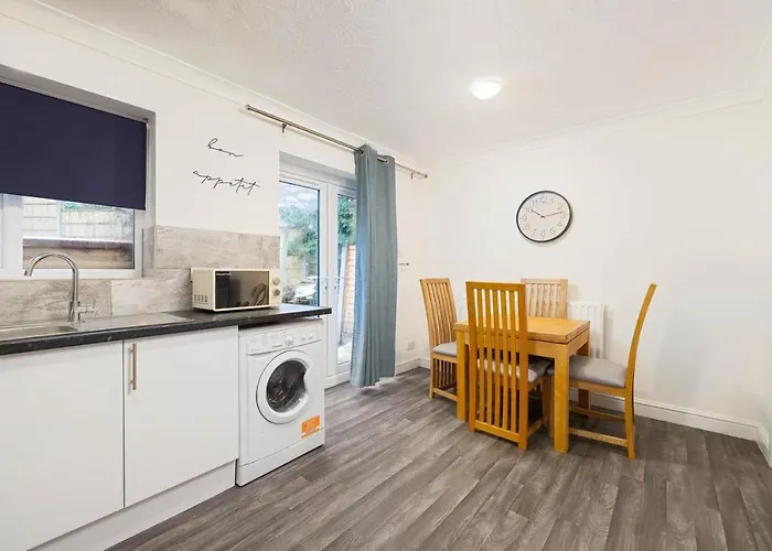Spacious Three-Bedroom House By Real Lush Properties In Plant Hill House Manchester