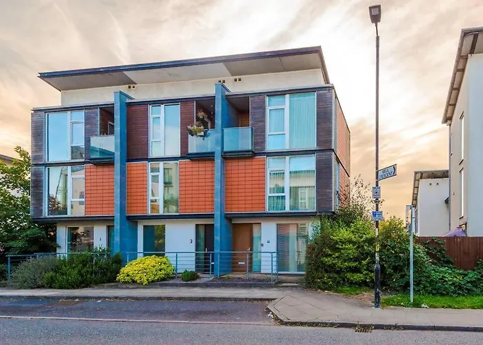 Tranquil 3 Bedroom Manchester Retreat With Parking