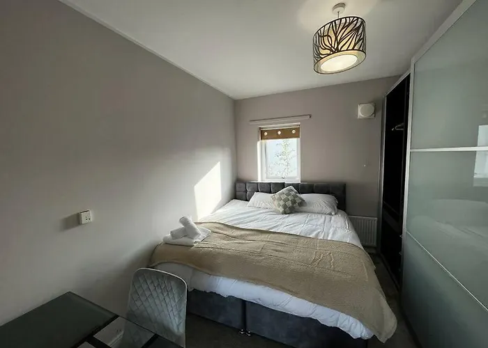 Deluxe 4 Bed House Near The Etihad By Snoozystays