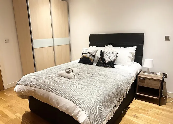 Free Parking 2 Bedroom Apartment
