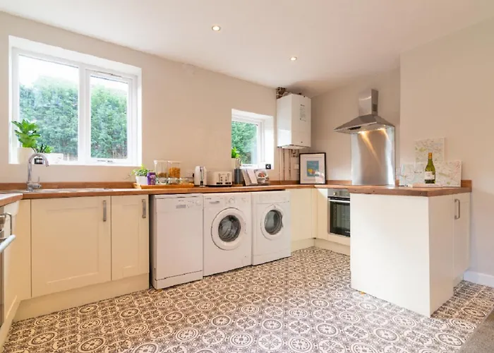 Contractor Accommodation Sleeps 6 - 11 - Manchester Airport City