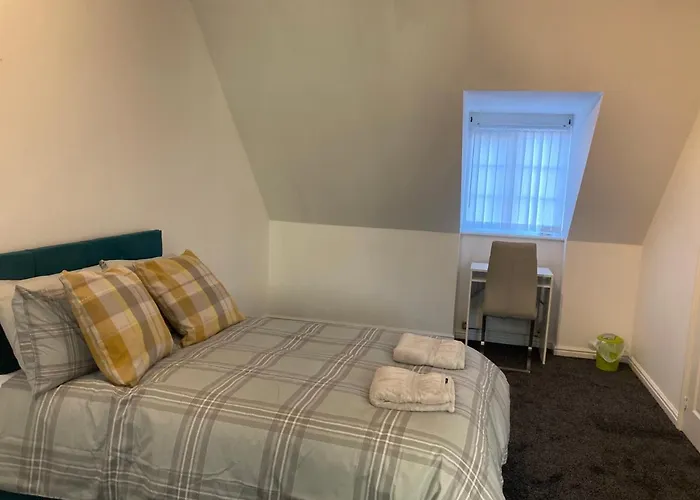 Spacious 4 Bed House, Sleep 8 Short & Long Stay, Free Parking ,5Min Drive From Man City Stadium