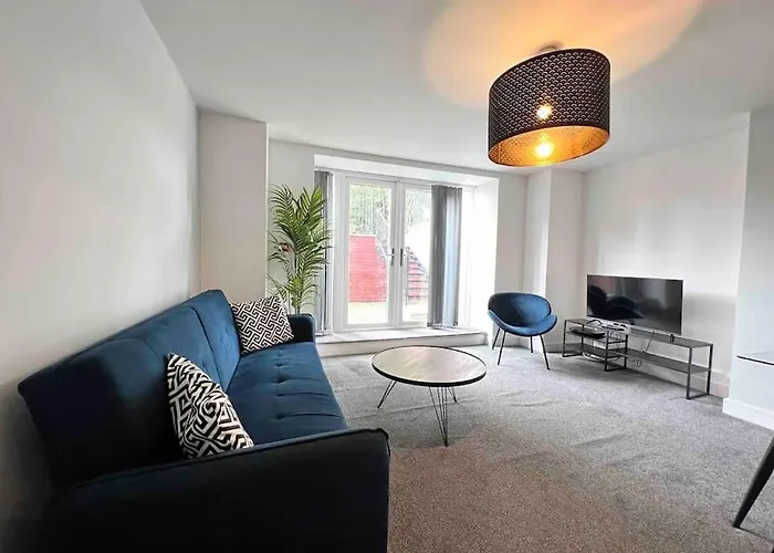 Free Parking - Lovely 2-Br Flat Near Salford Royal