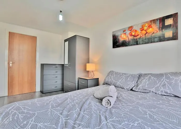 City View Apartment - Free Parking - Sleeps 6 - Near City Centre - By Nmb Property