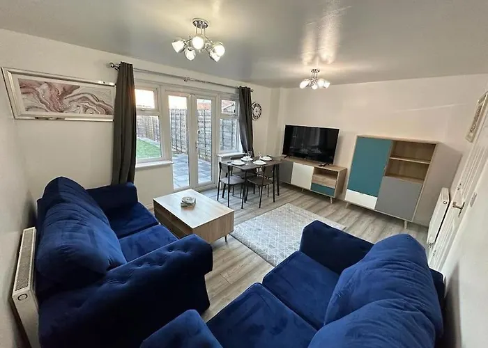 Spacious & Lovely 4 Bedroom Home In Manchester