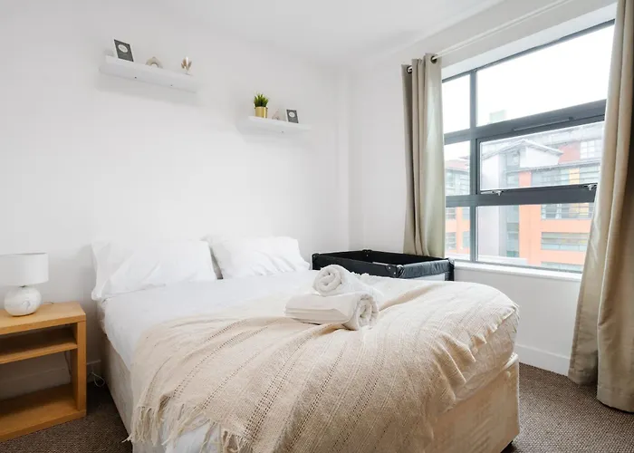 Deluxe Duplex W/ Balcony & City Views - Pool Table