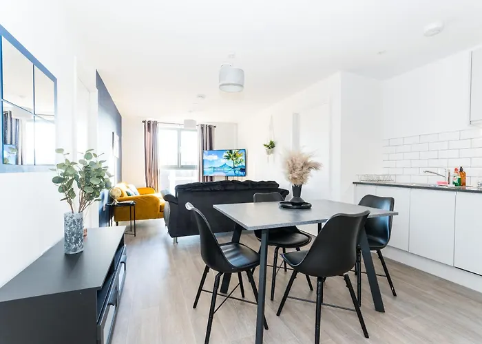 Morden 2 Bed Apartment - Manchester Old Trafford