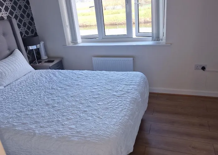 Stunning Canal View 2 Bedroom Home With Free Parking