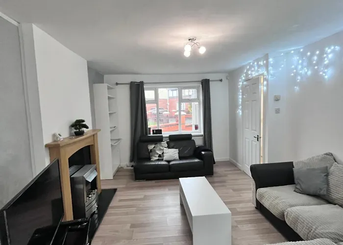 House Near City Centre & Etihad, Free Parking & Garden