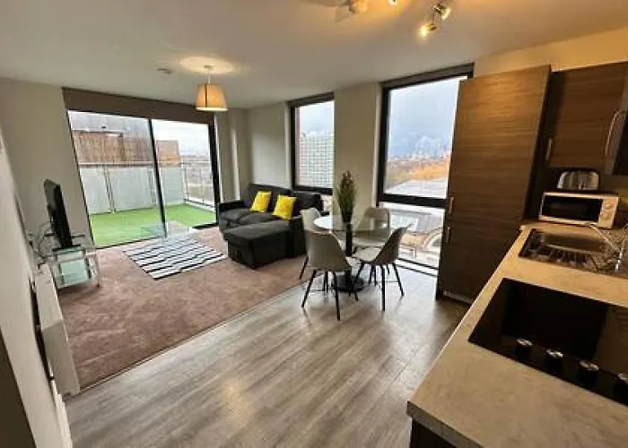 Large 1 Bed Mcr Apartment And Huge Terrace Sleeps 4