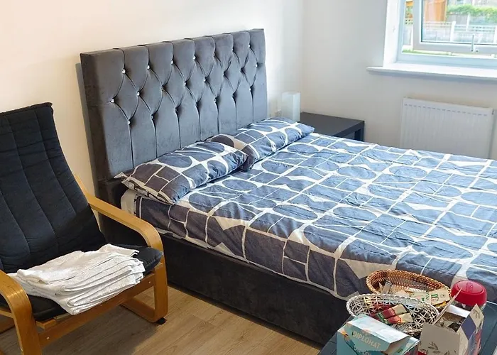 Vishisamarth Com 8G 15 Min Walk To Coop, Arena, Etihad, City Centre, Cctv,Free Car Parking,Free Snacks, Lockbox,Hourly Let ,Luggage Storage, Fridge, Microwave,Fan, Late Night Checkin Anytime ,2Min Walk To Bus Stop