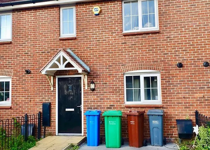 Amila House Manchester, Modern, Spacious, Sleeps 9 With Parking