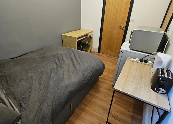 Double En Suit Room In Levenshulme