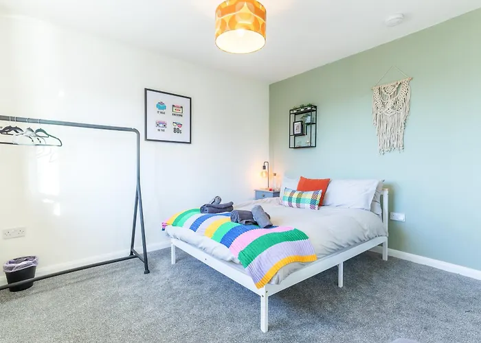 Newly Renovated 5 Bed + 5 Bath!