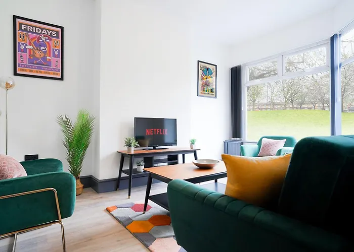 3-Bed House In Manchester Near Old Trafford