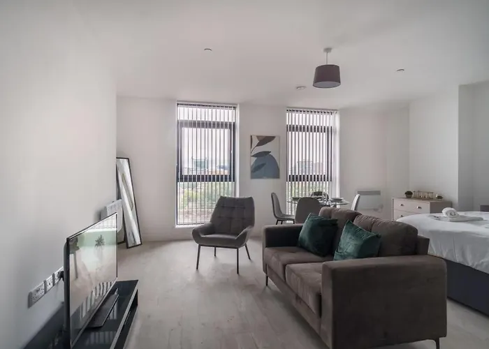 Modern Studio Apartment In Salford Great Views