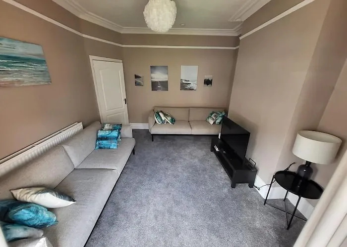 4 Bedroom House, 8 Min To City!