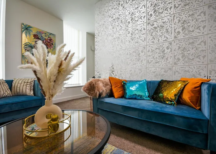 Stylish One-Bedroom With Free Parking Sleeps 4